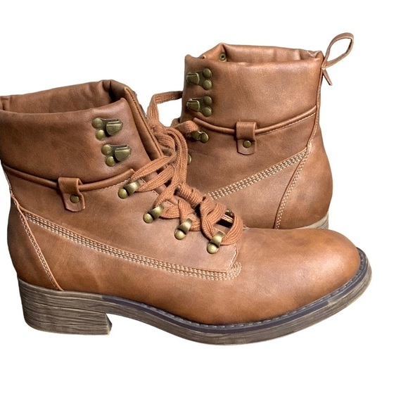 Sugar So Sweet, brown ankle boots. Laced. Size 9 - Picture 3 of 6